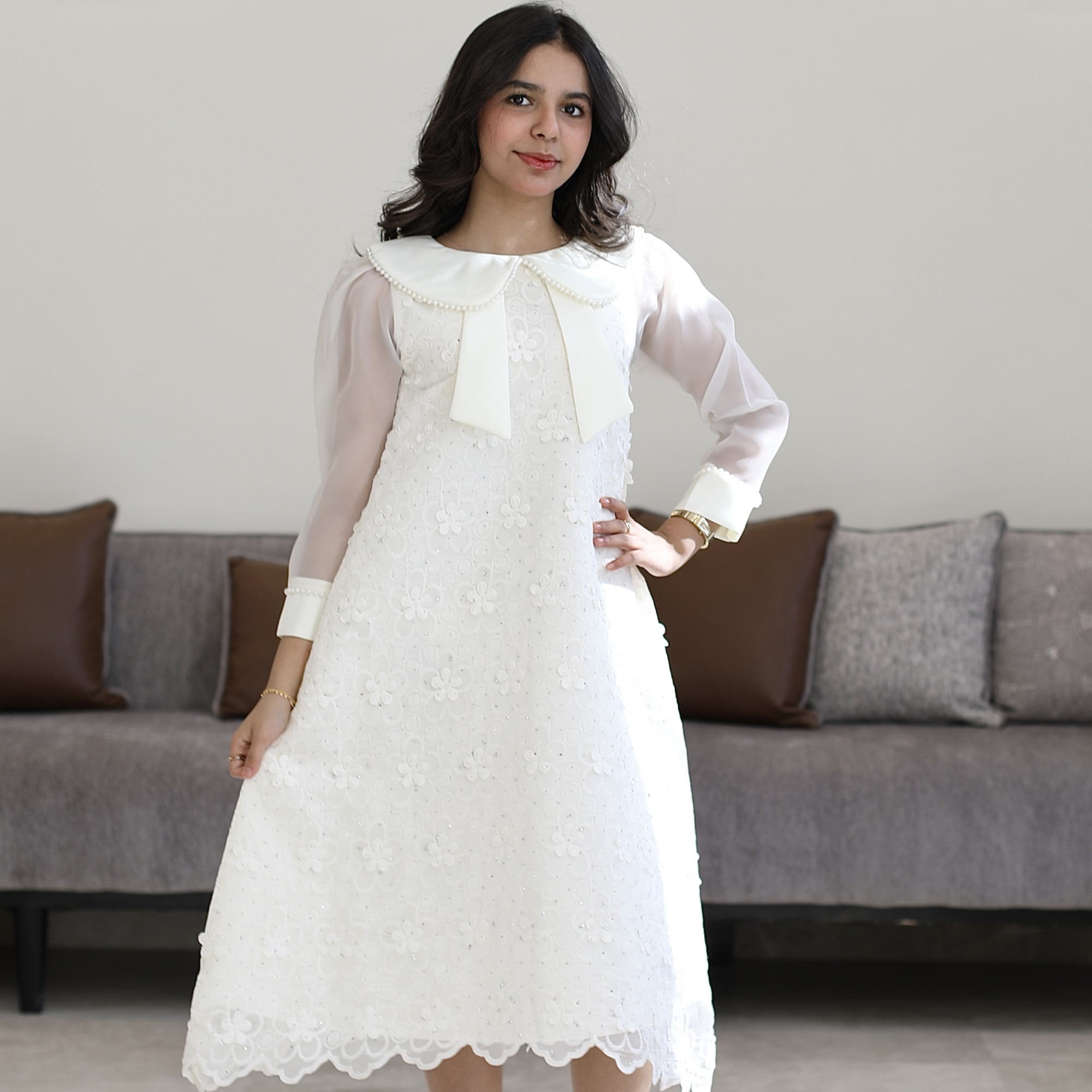 فستان بناتي دانتيل أبيض بياقة فيونكة ,مرصع باللؤلؤ وأكمام شفافة - 1206