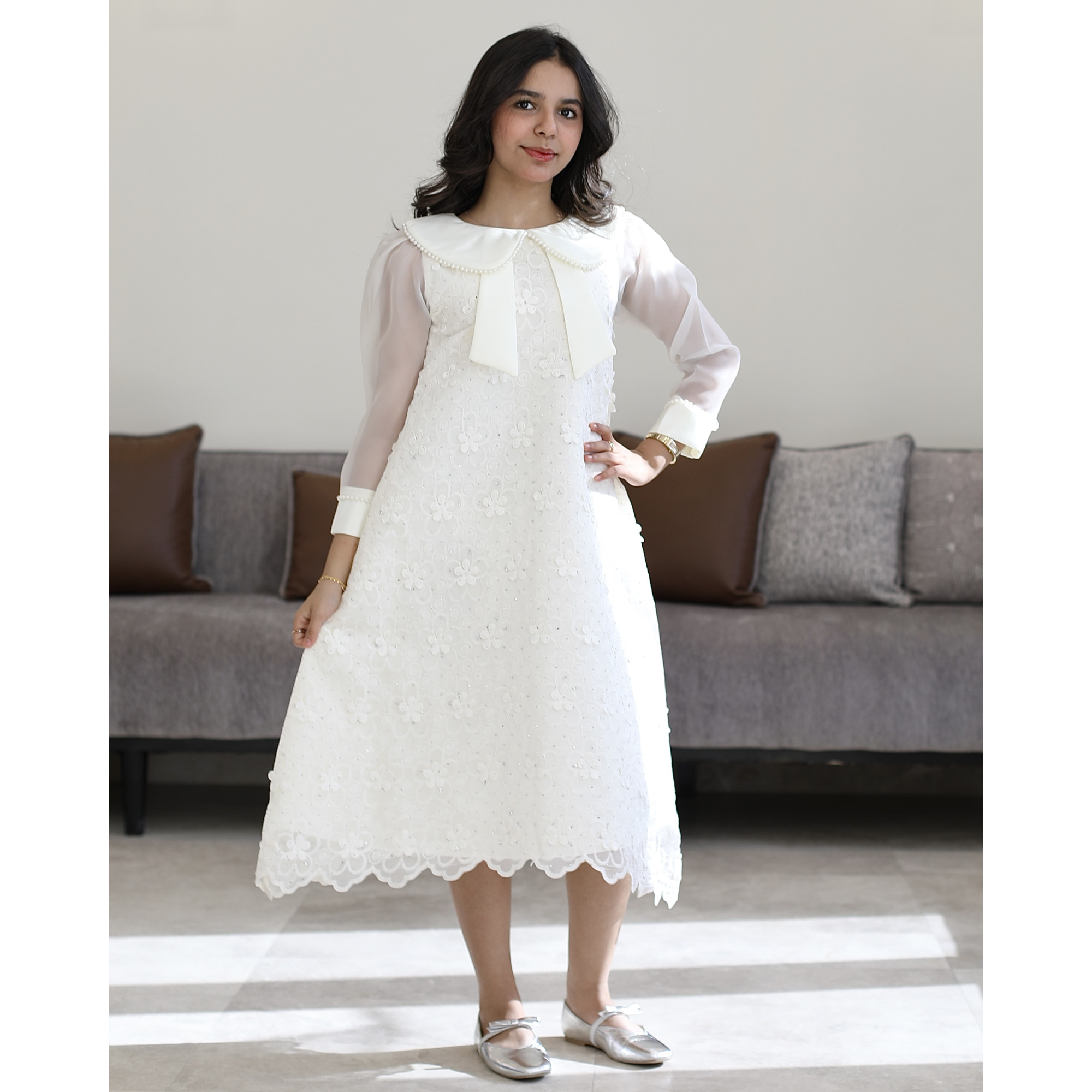 فستان بناتي دانتيل أبيض بياقة فيونكة ,مرصع باللؤلؤ وأكمام شفافة - 1206