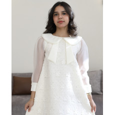فستان بناتي دانتيل أبيض بياقة فيونكة ,مرصع باللؤلؤ وأكمام شفافة - 1206