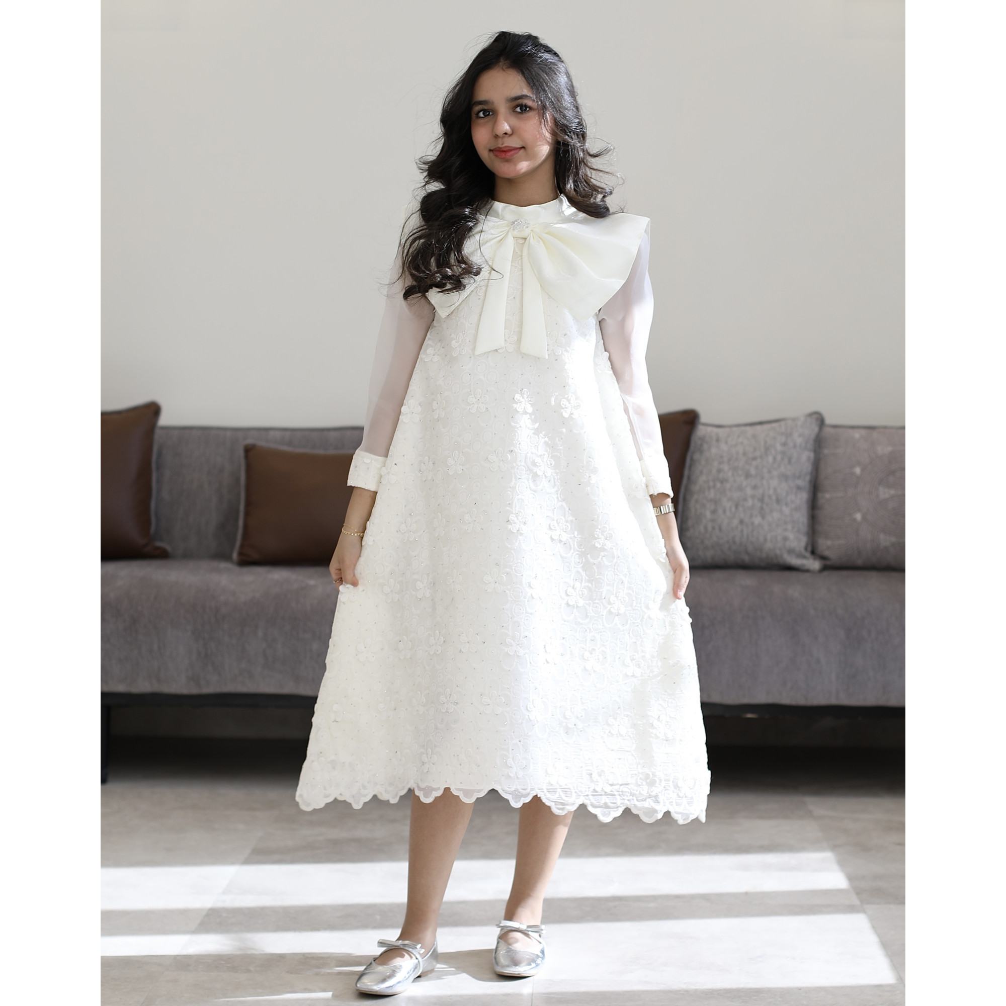 فستان بناتي دانتيل أبيض بفيونكة رقبة ضخمة وأكمام شفافة طويلة - 1207