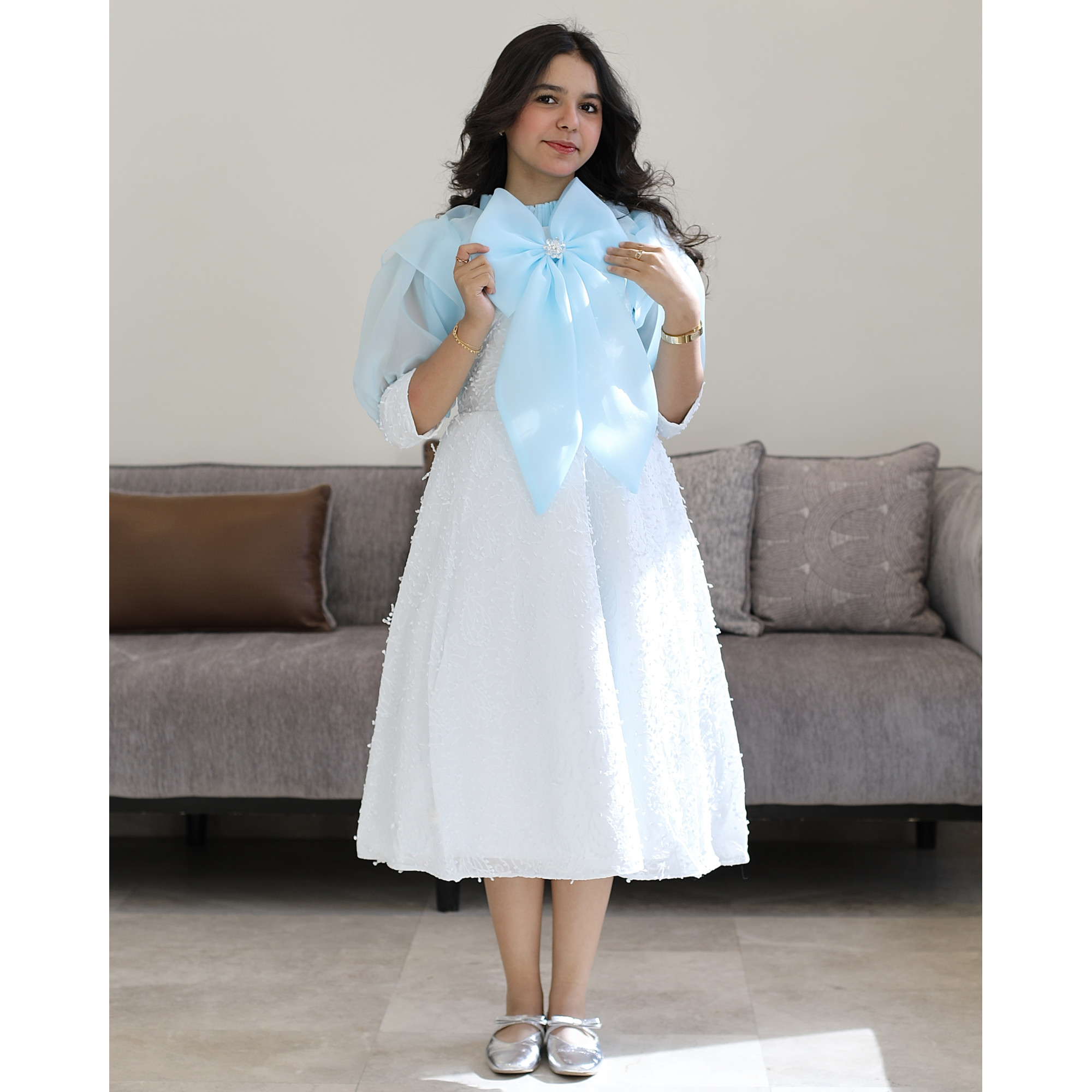 فستان بناتي أبيض دانتيل بفيونكة سماوية ضخمة وأكمام جزار - 1220