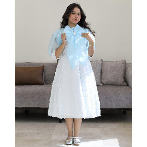 فستان بناتي أبيض دانتيل بفيونكة سماوية ضخمة وأكمام جزار - 1220