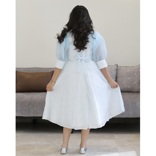 فستان بناتي أبيض دانتيل بفيونكة سماوية ضخمة وأكمام جزار - 1220