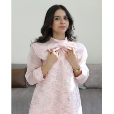 فستان بناتي وردي مخطط لمعة بياقة فيونكة مدمجة وأكمام شفافة - 1222