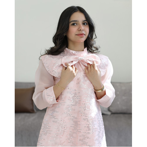 فستان بناتي وردي مخطط لمعة بياقة فيونكة مدمجة وأكمام شفافة - 1222