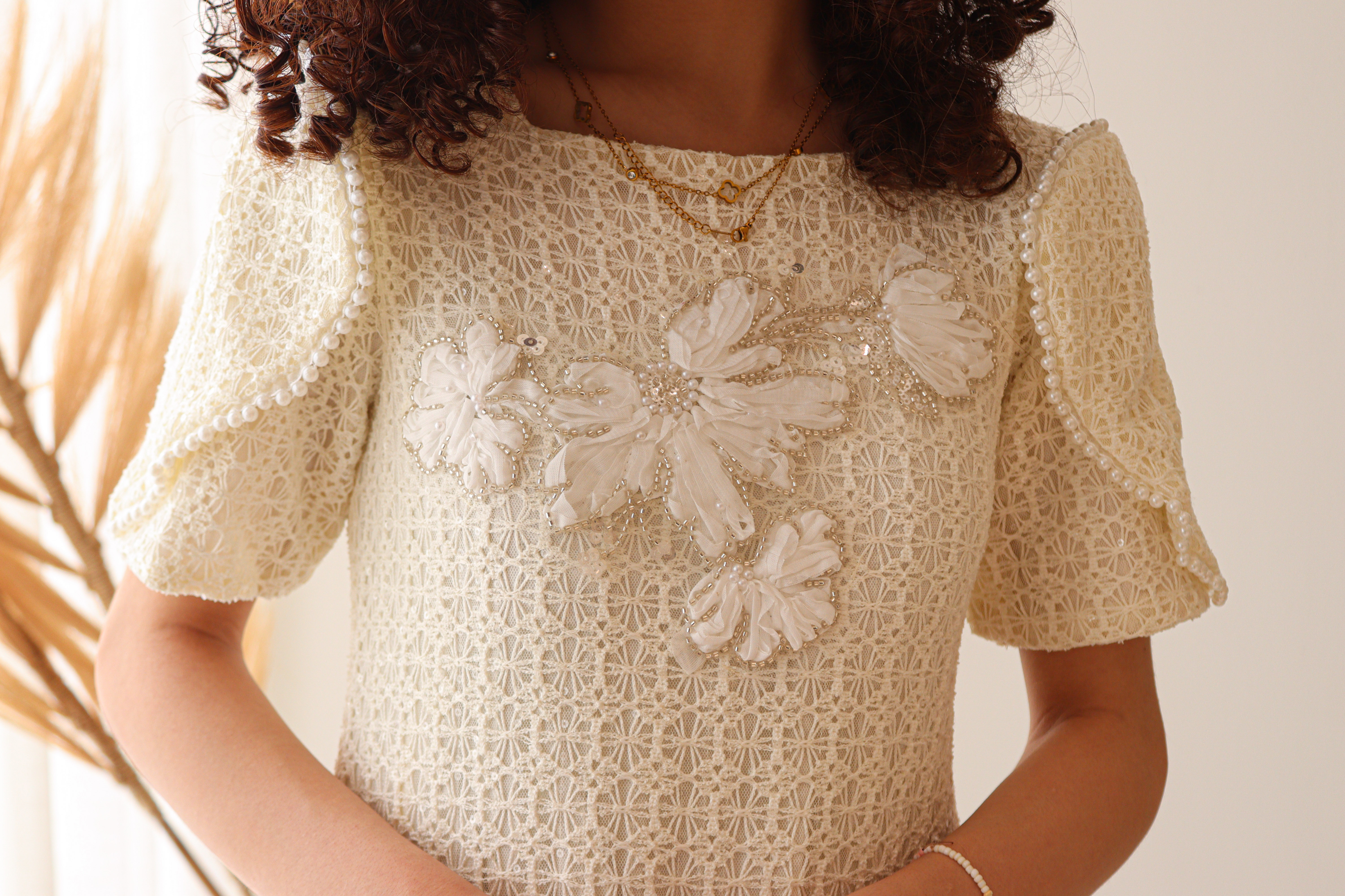 فستان بناتي سكري شبك مطرز بزهور بارزة | تفاصيل خصر مزينة باللؤلؤ - kj2109