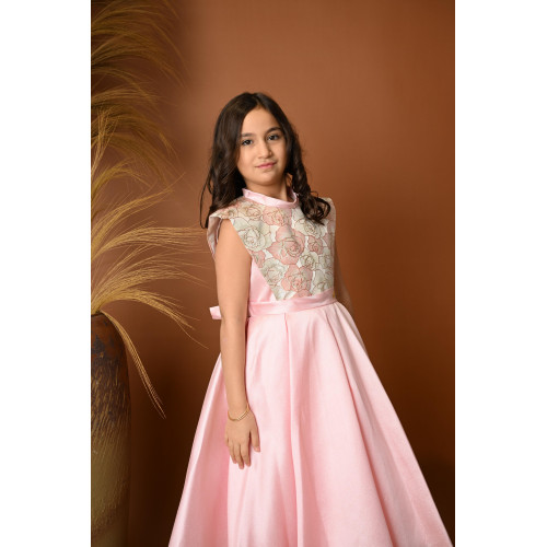 فستان بناتي سهرة أنيق باللون الوردي بنقشة ورود - 706 فستان بناتي سهرة أنيق باللون الوردي بنقشة ورود - 706