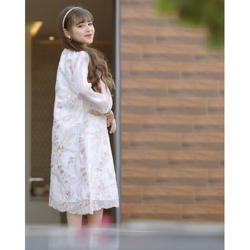 فستان بناتي سبور فيونكه على الصدر - 911 - يوجد اختلاف بدرجة لون الكم والفيونكة صورة توضيحية اخر صورتين