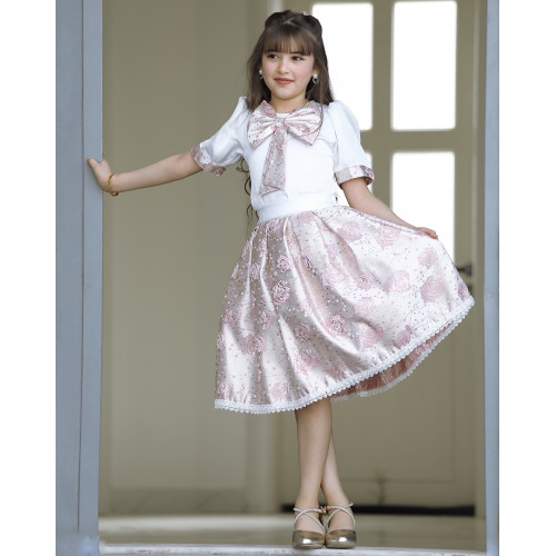 طقم تيور بناتي سبور بنقشات ورود وفيونكه على الصدر - 918 طقم تيور بناتي سبور بنقشات ورود وفيونكه على الصدر - 918