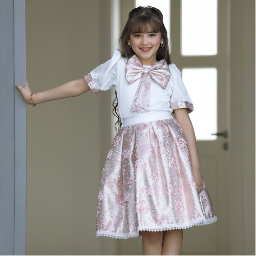 طقم تيور بناتي سبور بنقشات ورود وفيونكه على الصدر - 918 طقم تيور بناتي سبور بنقشات ورود وفيونكه على الصدر - 918