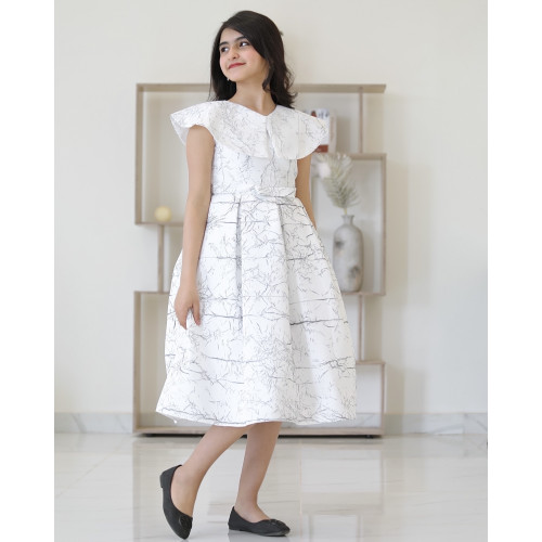 فستان بناتي سبور الابيض بتفاصيل دلعه وحزام انيق - 919 فستان بناتي سبور الابيض بتفاصيل دلعه وحزام انيق - 919