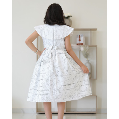 فستان بناتي سبور الابيض بتفاصيل دلعه وحزام انيق - 919 فستان بناتي سبور الابيض بتفاصيل دلعه وحزام انيق - 919