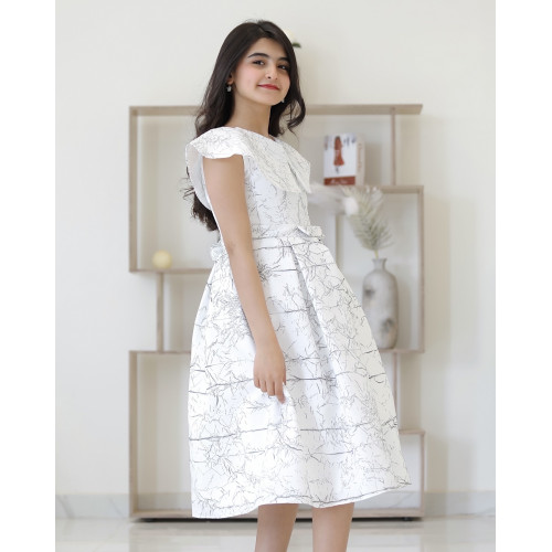 فستان بناتي سبور الابيض بتفاصيل دلعه وحزام انيق - 919 فستان بناتي سبور الابيض بتفاصيل دلعه وحزام انيق - 919