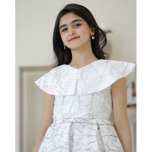 فستان بناتي سبور الابيض بتفاصيل دلعه وحزام انيق - 919 فستان بناتي سبور الابيض بتفاصيل دلعه وحزام انيق - 919