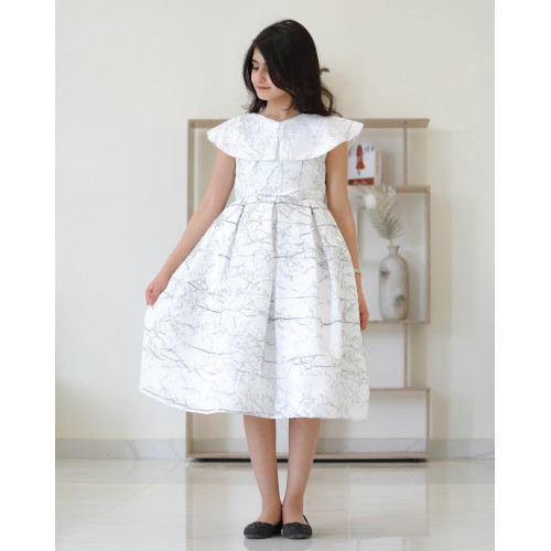 فستان بناتي سبور الابيض بتفاصيل دلعه وحزام انيق - 919 فستان بناتي سبور الابيض بتفاصيل دلعه وحزام انيق - 919