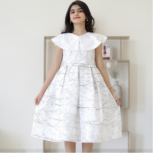 فستان بناتي سبور الابيض بتفاصيل دلعه وحزام انيق - 919 فستان بناتي سبور الابيض بتفاصيل دلعه وحزام انيق - 919