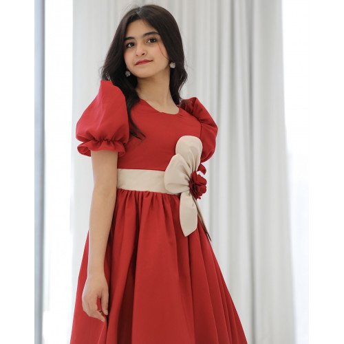 فستان بناتي أحمر بورده كبيره على الخصر - 916 فستان بناتي أحمر بورده كبيره على الخصر - 916