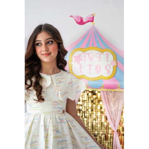 فستان بناتي بإطلالة ملكية مستوحاة من الأجواء الاحتفالية - 988 فستان بناتي بإطلالة ملكية مستوحاة من الأجواء الاحتفالية - 988