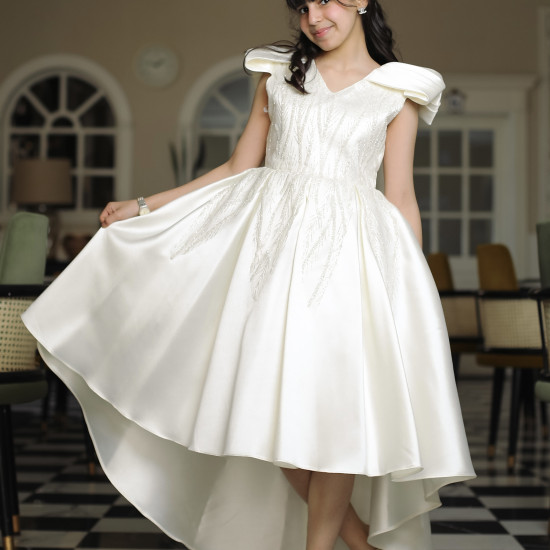 فستان سهرة بناتي بإطلالة ملكية وبتطريز فضي - 832