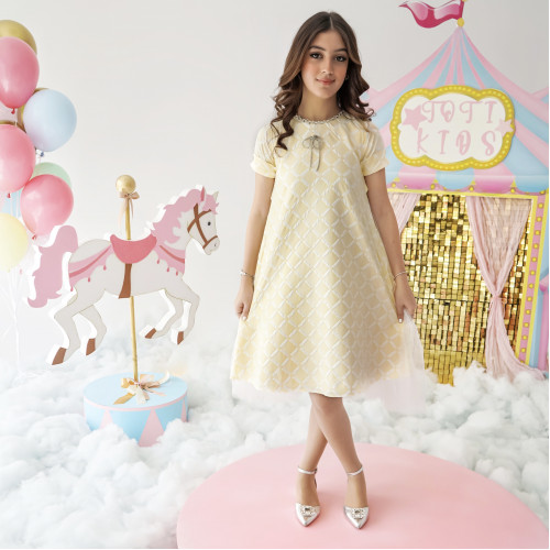 فستان بناتي أصفر بذيل وفيونكه | إطلالة تفيض بالنعومة والرقي - 1016 فستان بناتي أصفر بذيل وفيونكه | إطلالة تفيض بالنعومة والرقي - 1016