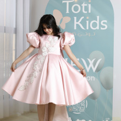 فستان بناتي وردي ميكادو بتطريز وفيونكة ضخمة | فستان هاي لو فاخر - M3773