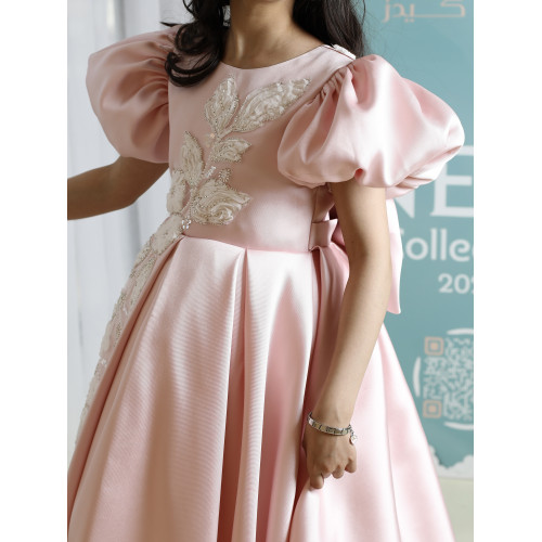 فستان بناتي وردي ميكادو بتطريز وفيونكة ضخمة | فستان هاي لو فاخر - M3773