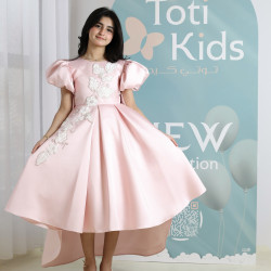 فستان بناتي وردي بأكمام منفوشة وتطريز | فستان هاي لو فاخر - M3751 فستان بناتي وردي بأكمام منفوشة وتطريز | فستان هاي لو فاخر - M3751