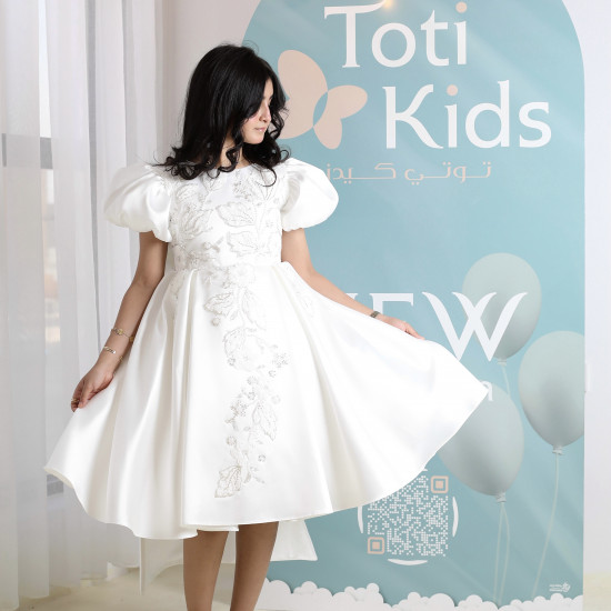 فستان بناتي أبيض بتطريز فاخر بأكمام | فستان بفيونكة خلفية كبيرة - M3763