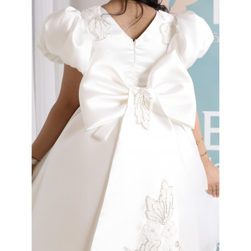 فستان بناتي أبيض بتطريز فاخر بأكمام | فستان بفيونكة خلفية كبيرة - M3763