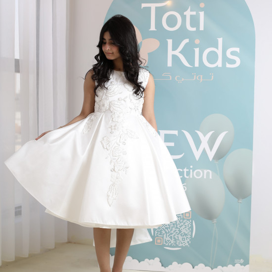 فستان بناتي أبيض بتطريز فاخر مكيادو | فستان بفيونكة خلفية كبيرة - M3761