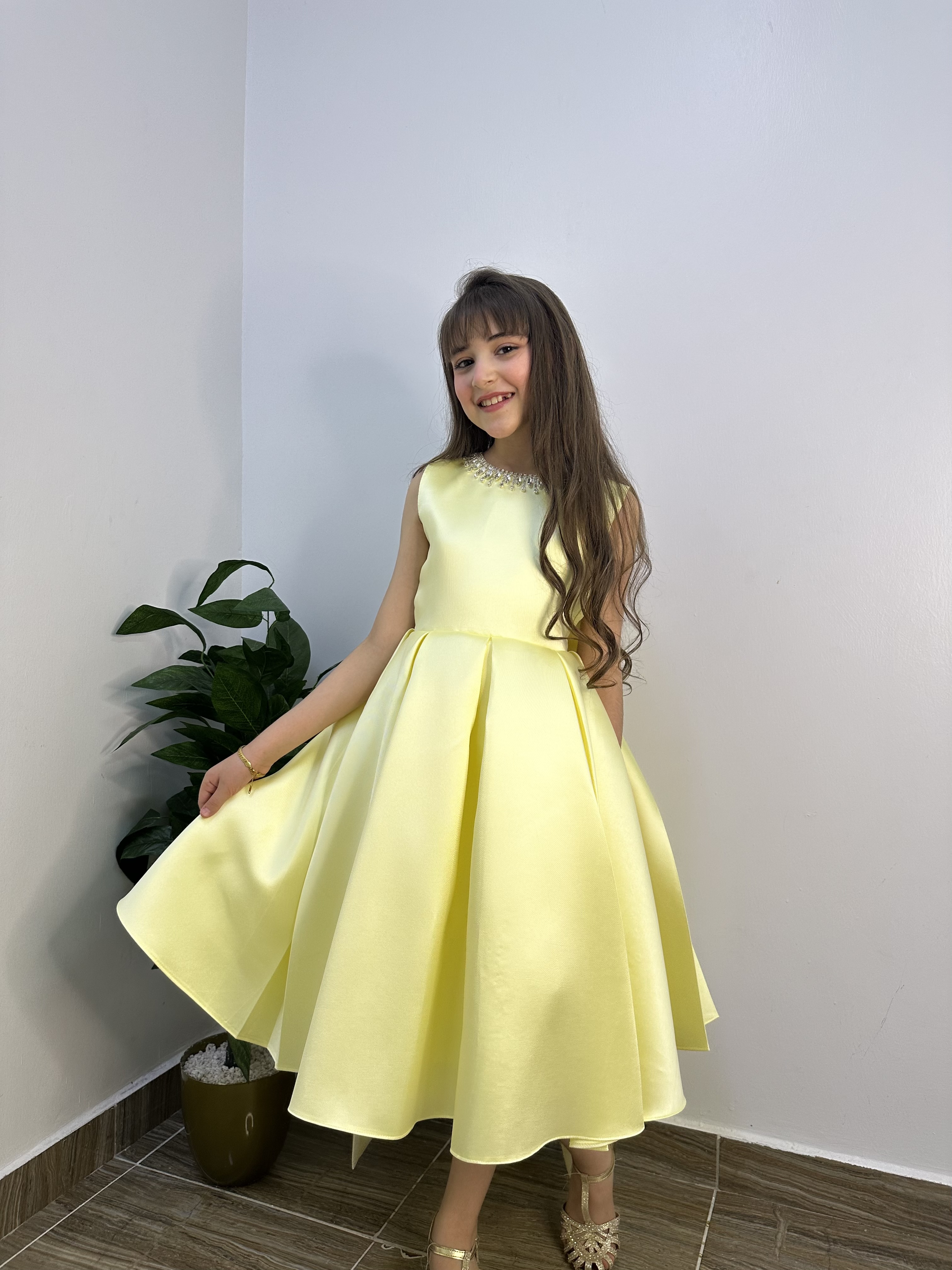 فستان سهرة ميكادو ليموني فاخر | ذيل مرصع وقصة ظهر مميزة مع فيونكة - m3778