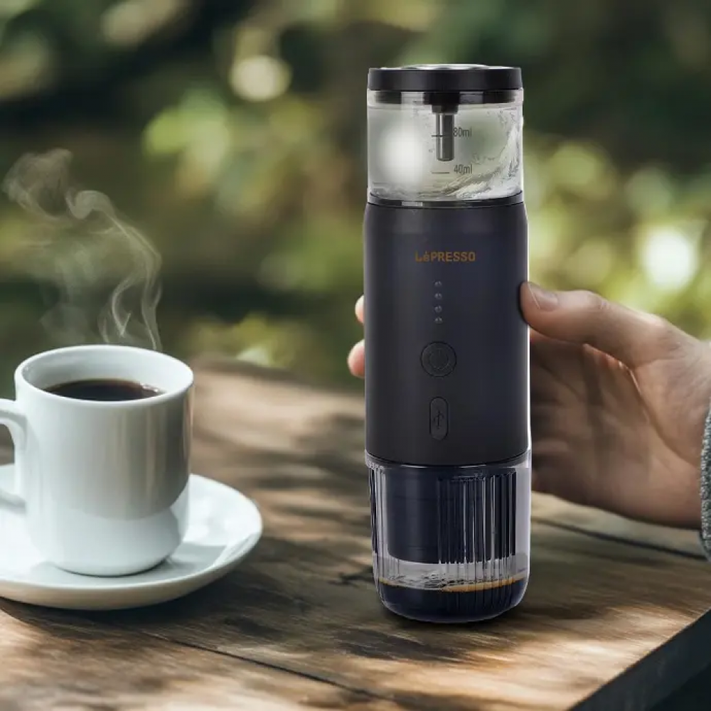 استمتع بنكهات الإسبريسو الغنية أينما كنت مع آلة الإسبريسو المحمولة - لون أسود - ضمان لمدة سنة 
