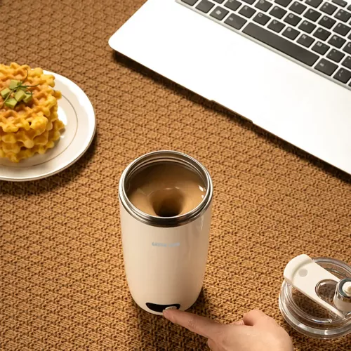 كوب مع خلاط مدمج لخلط القهوة سريعة التحضير