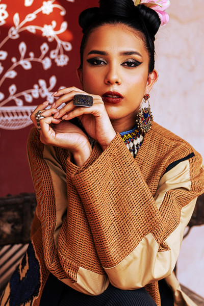 عباية السفر الفاخرة باللون البيج مع لمسات من اللون الأزرق الملكي