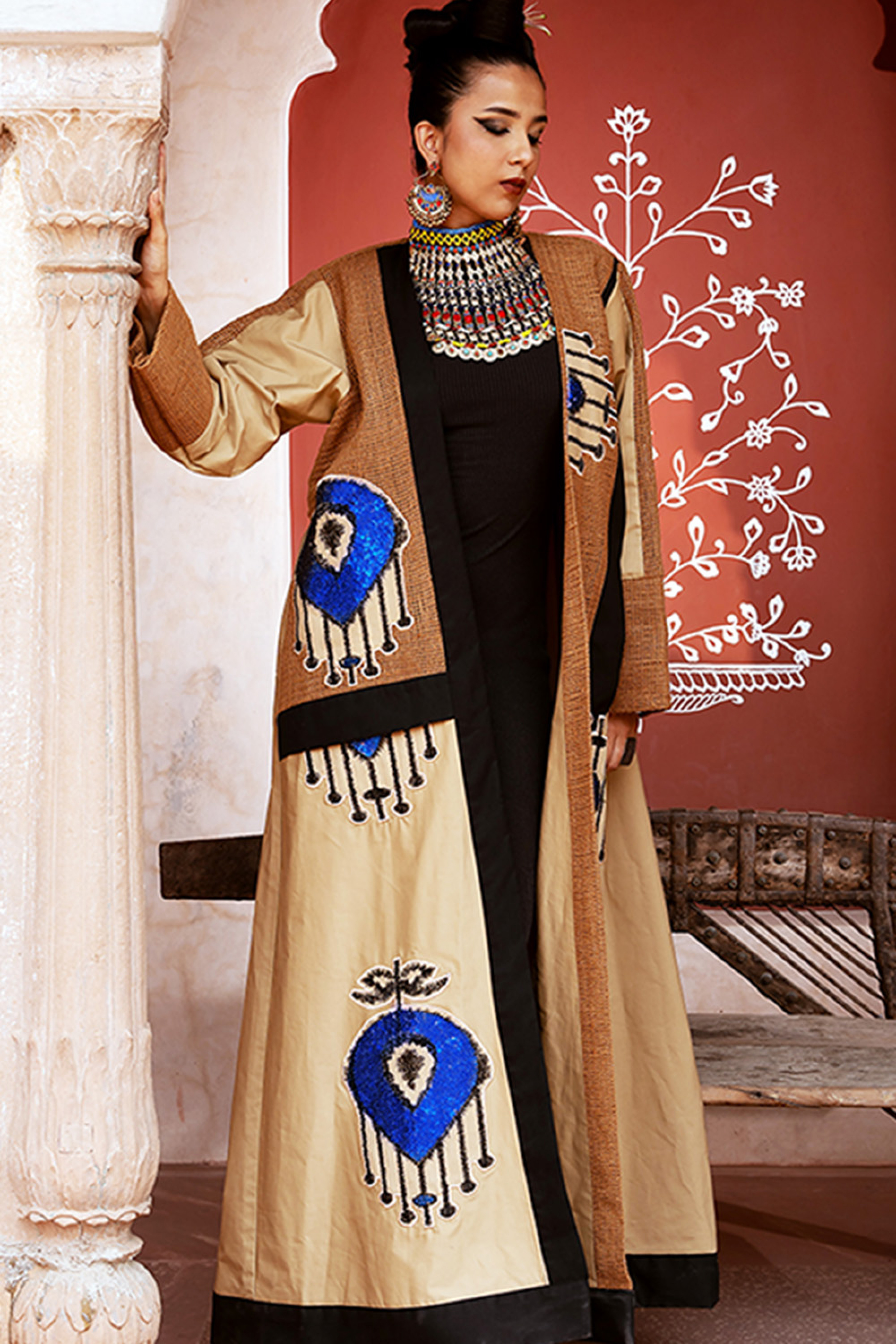 عباية السفر الفاخرة باللون البيج مع لمسات من اللون الأزرق الملكي عباية السفر الفاخرة باللون البيج مع لمسات من اللون الأزرق الملكي