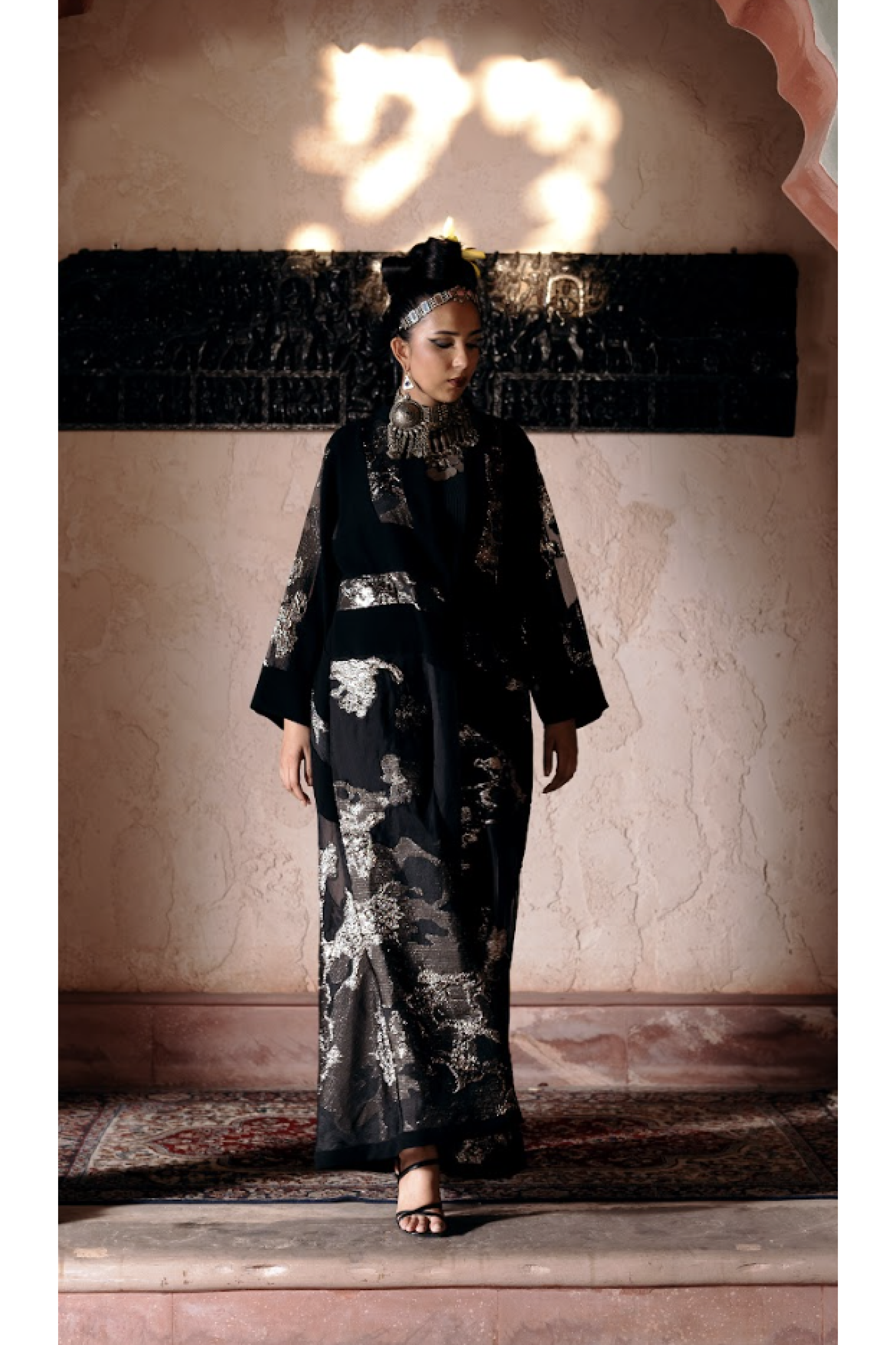 عباية الحرير الأسود بلمسات ذهبية فاخرة عباية الحرير الأسود بلمسات ذهبية فاخرة
