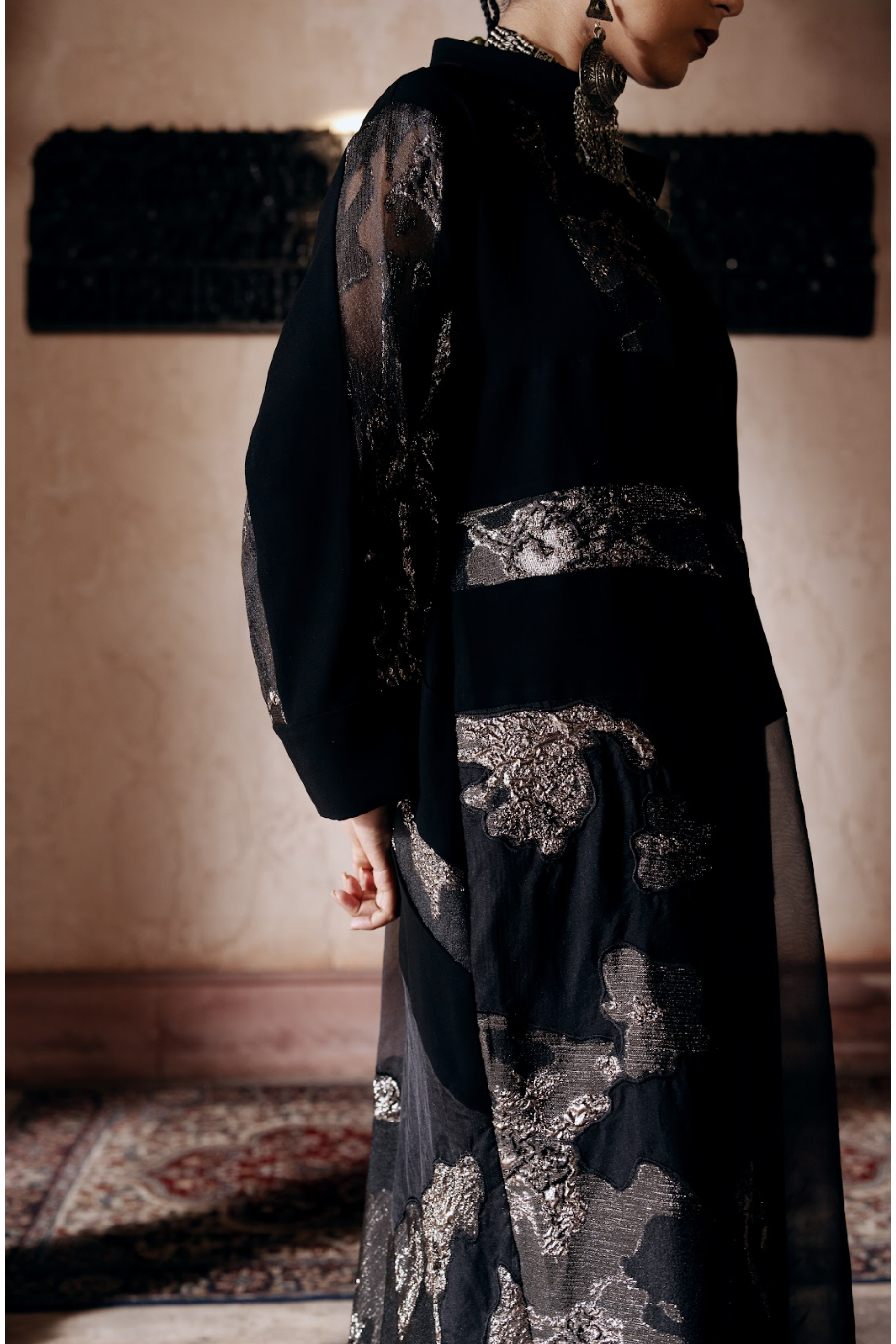 عباية الحرير الأسود بلمسات ذهبية فاخرة عباية الحرير الأسود بلمسات ذهبية فاخرة