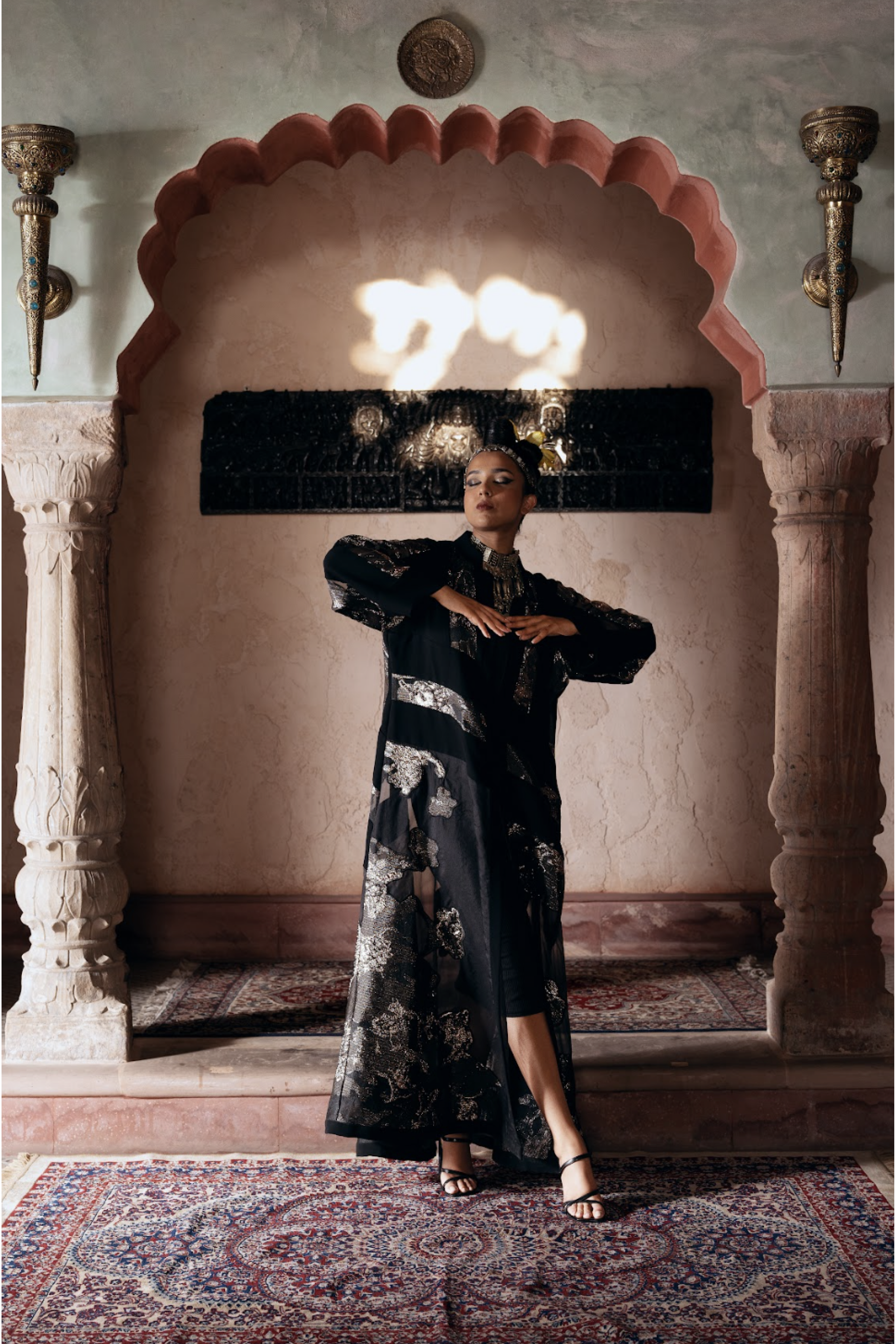 عباية الحرير الأسود بلمسات ذهبية فاخرة عباية الحرير الأسود بلمسات ذهبية فاخرة