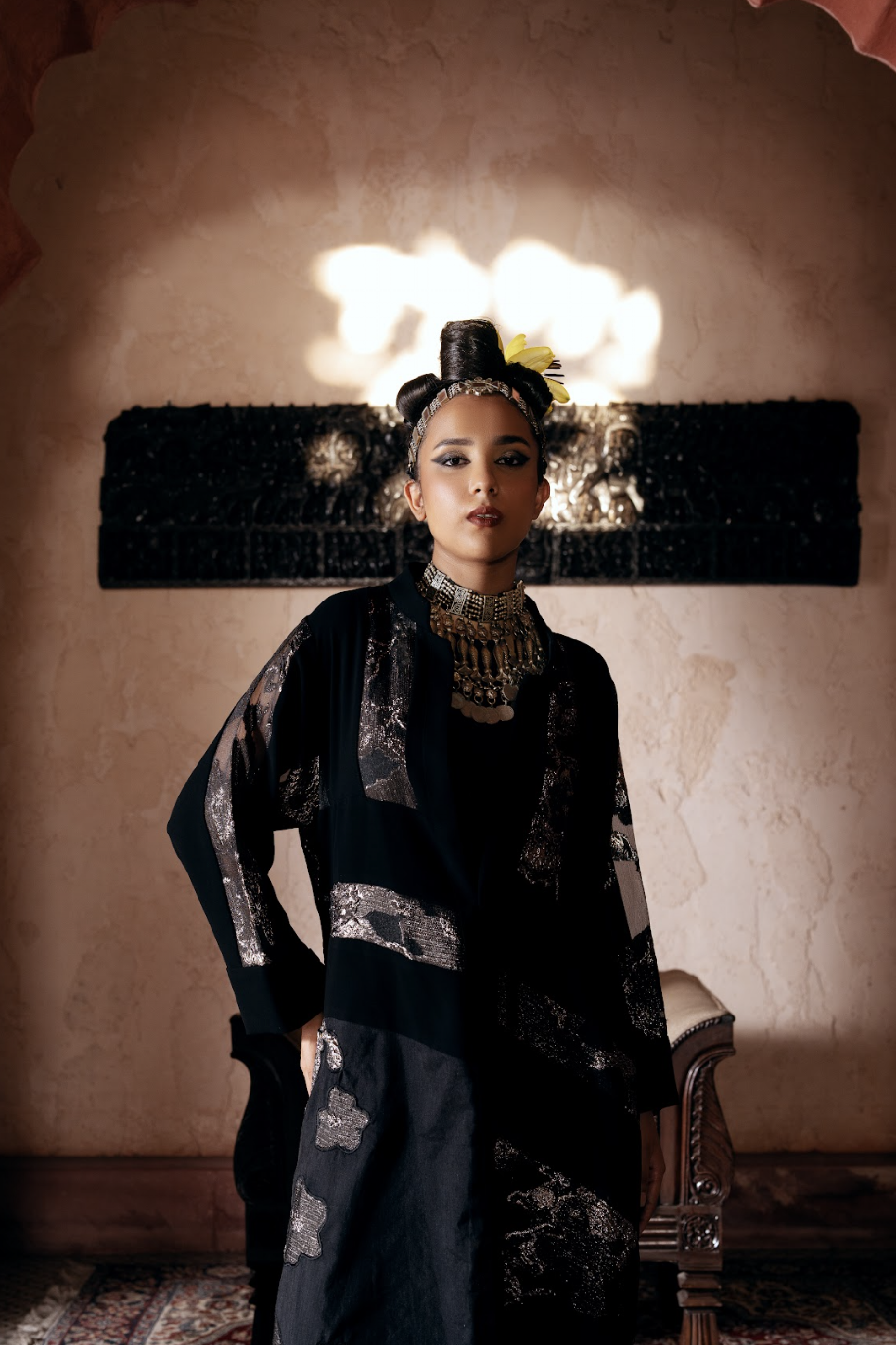 عباية الحرير الأسود بلمسات ذهبية فاخرة