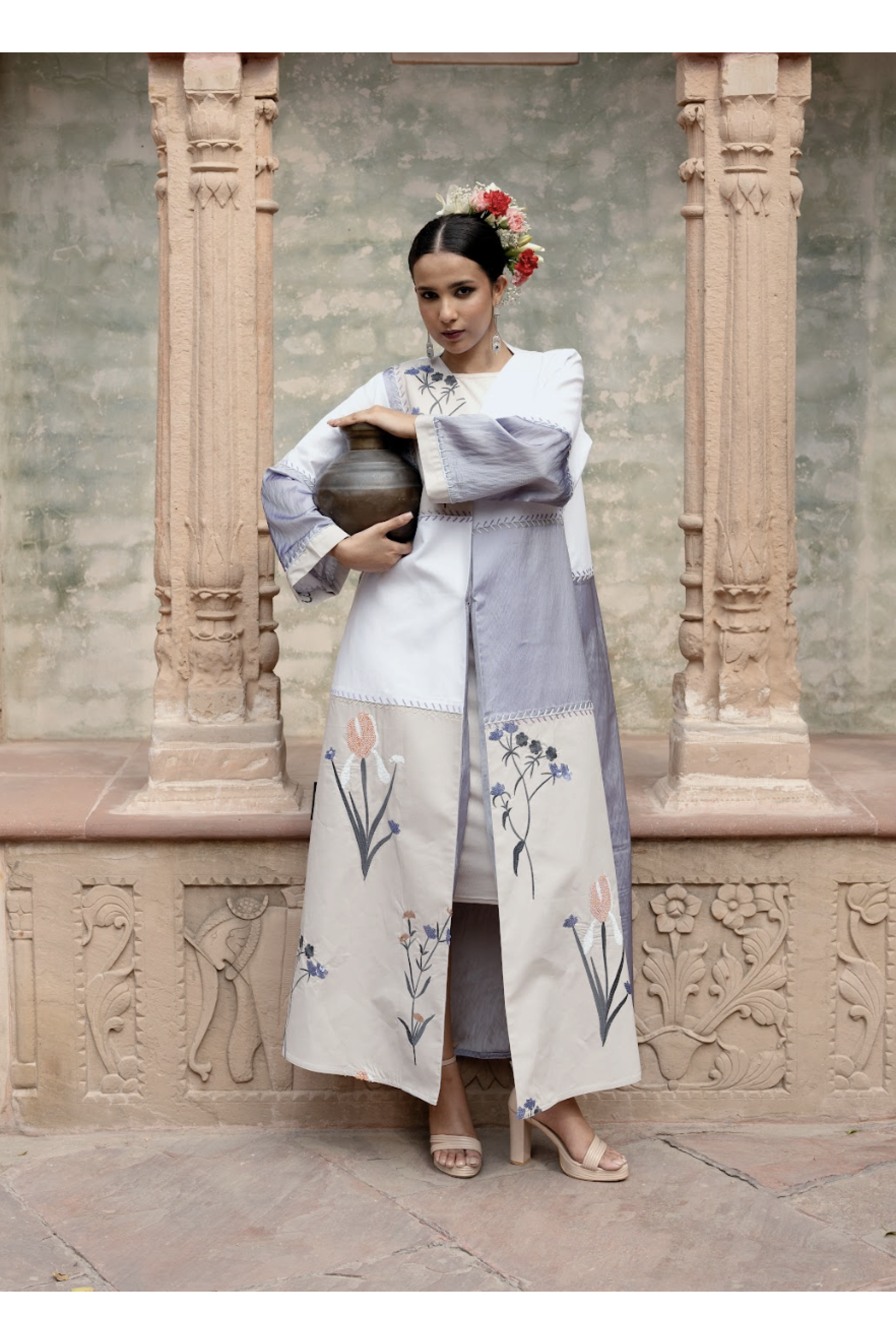 عباية السفر الأنيقة عباية السفر الأنيقة