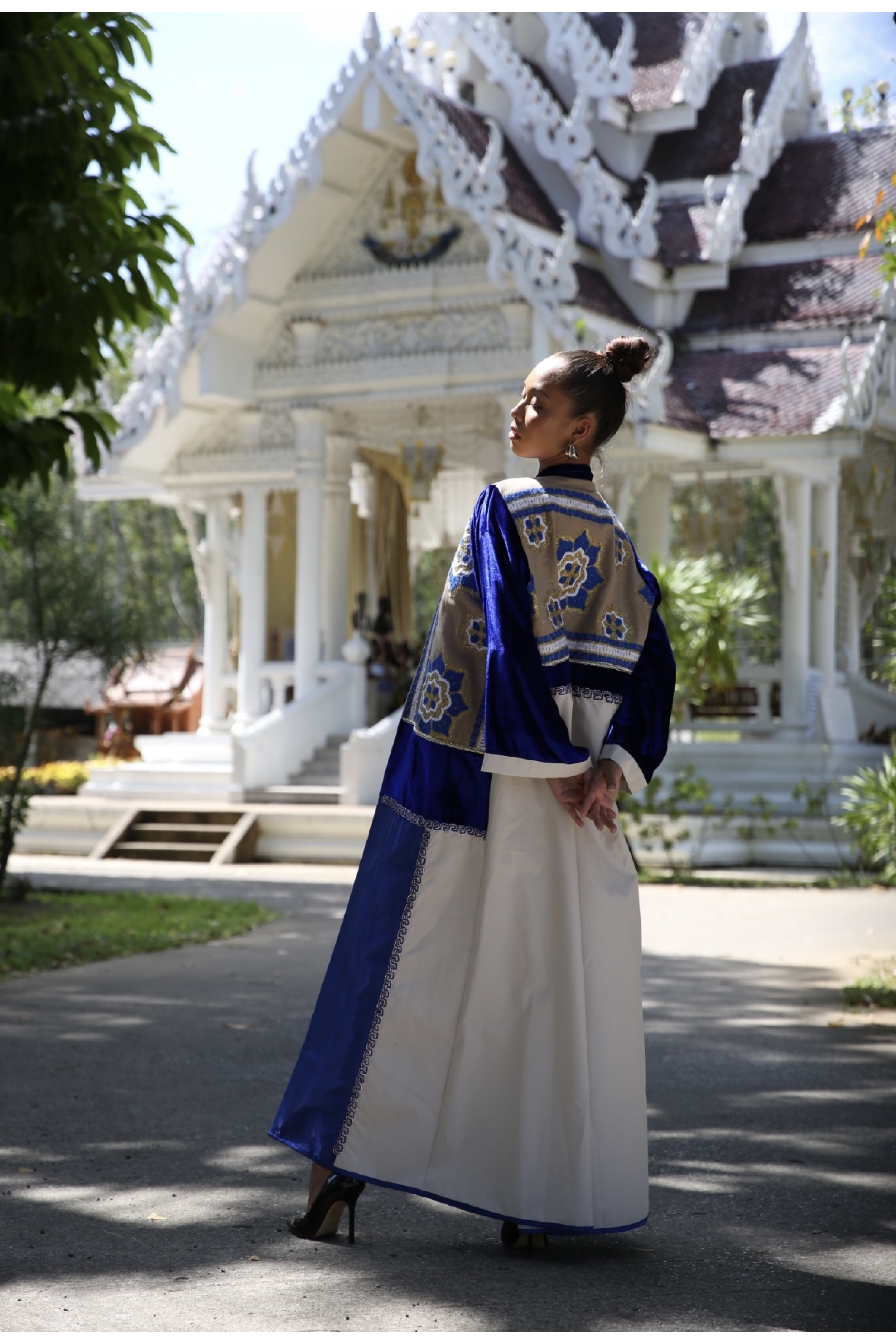 عباية راقية جداً بالأزرق الملكي 