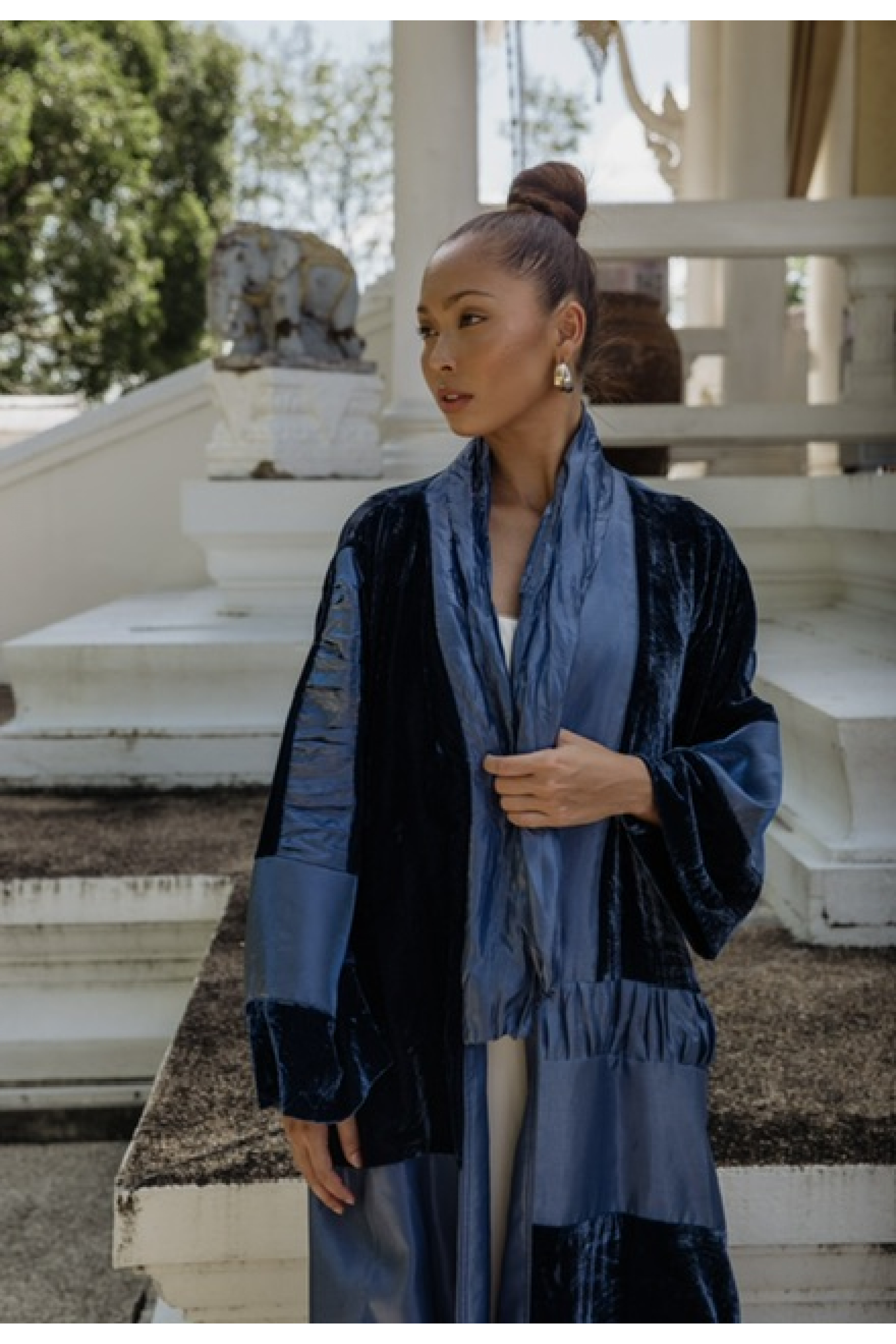 عباية مخملية باللون الكحلي 