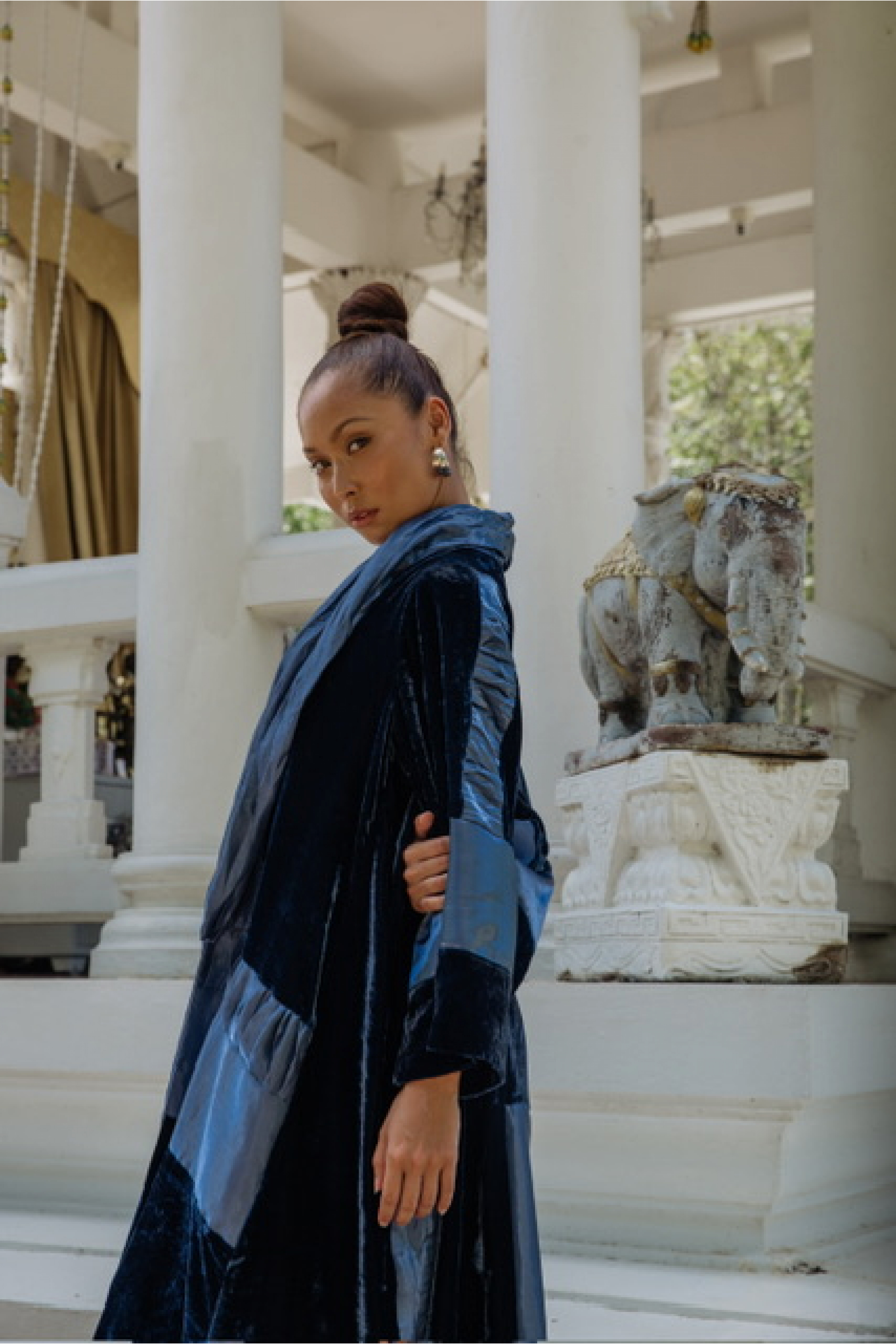 عباية مخملية باللون الكحلي 