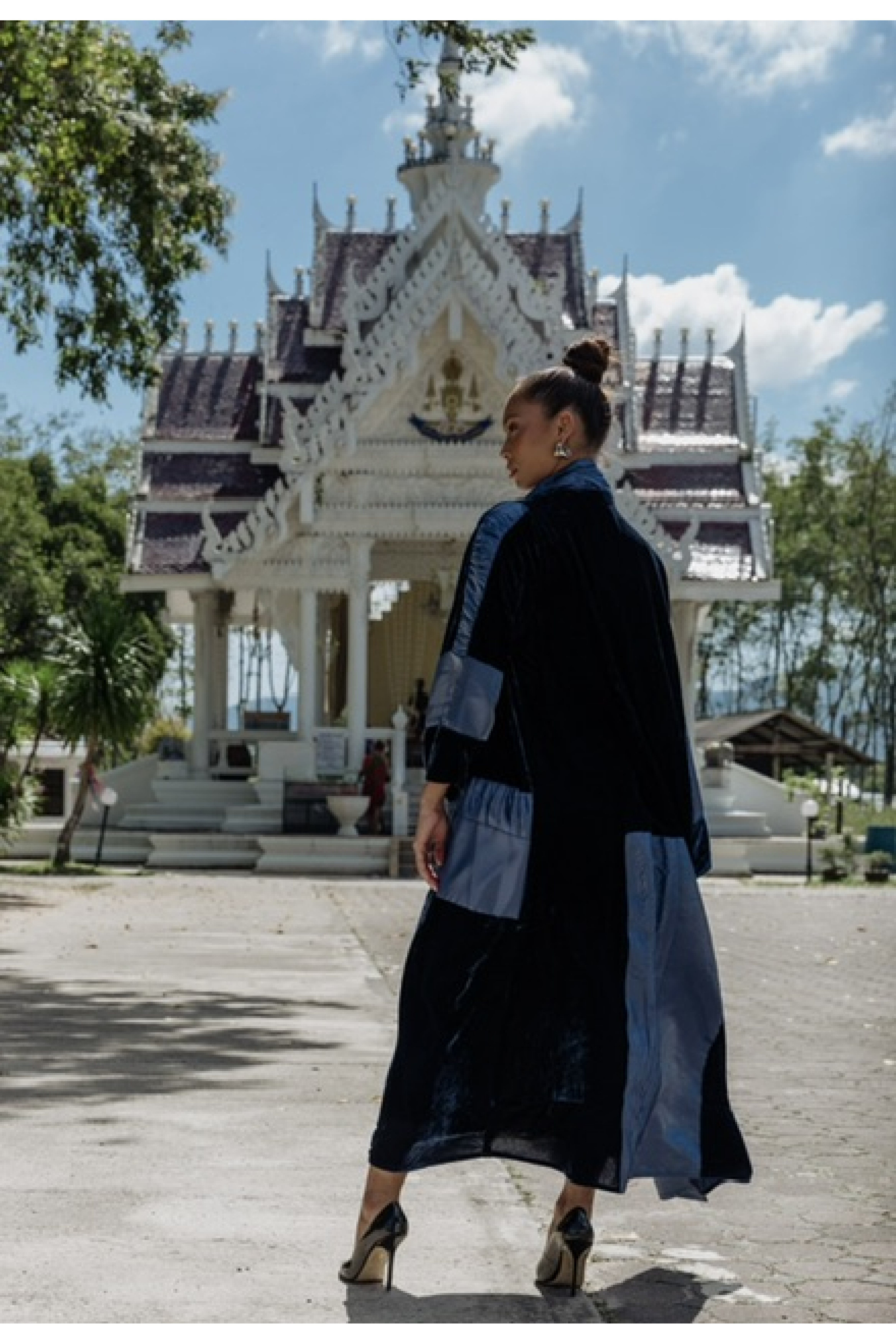 عباية مخملية باللون الكحلي 