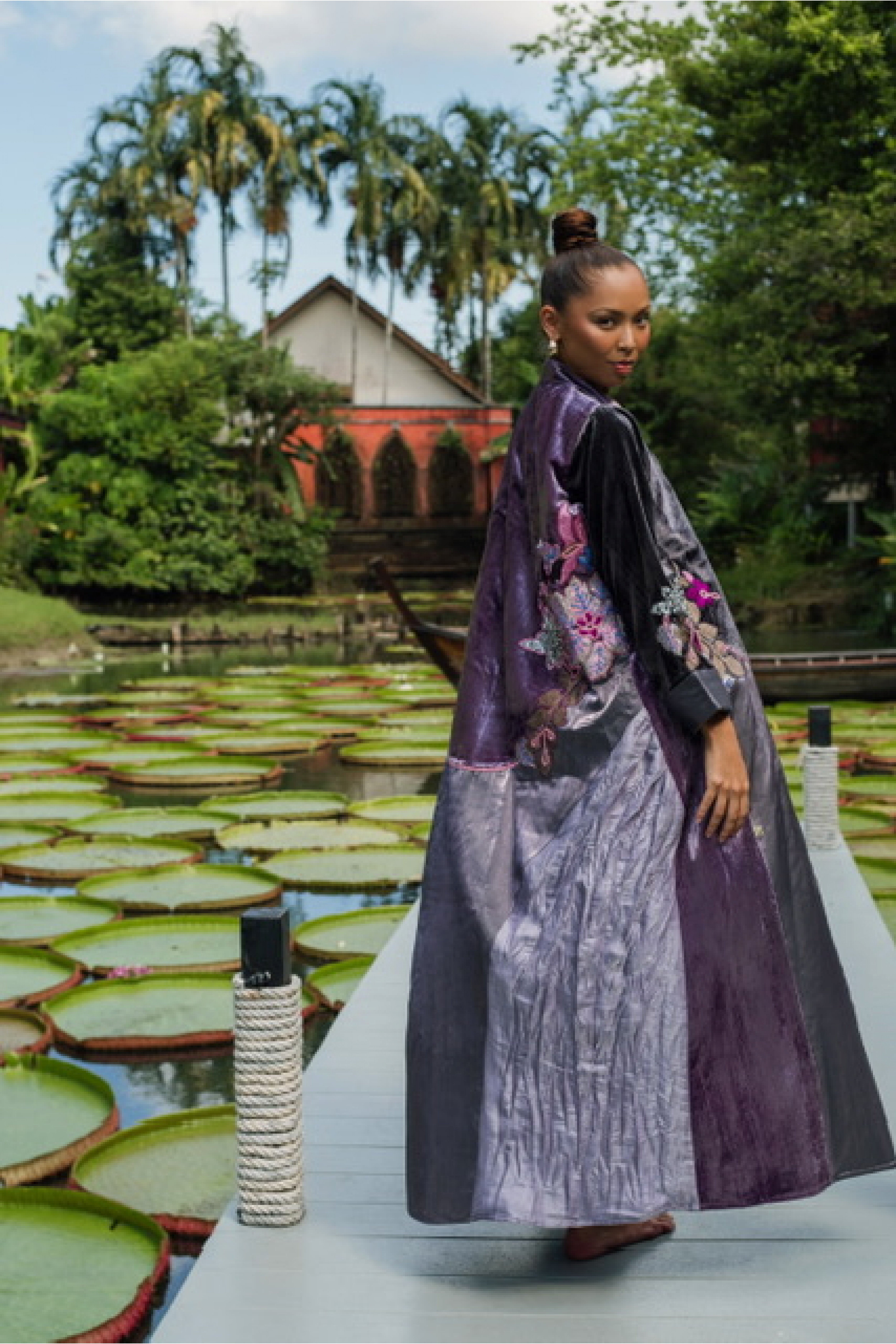 عباية شتوية مخملية بتطريز الورد 