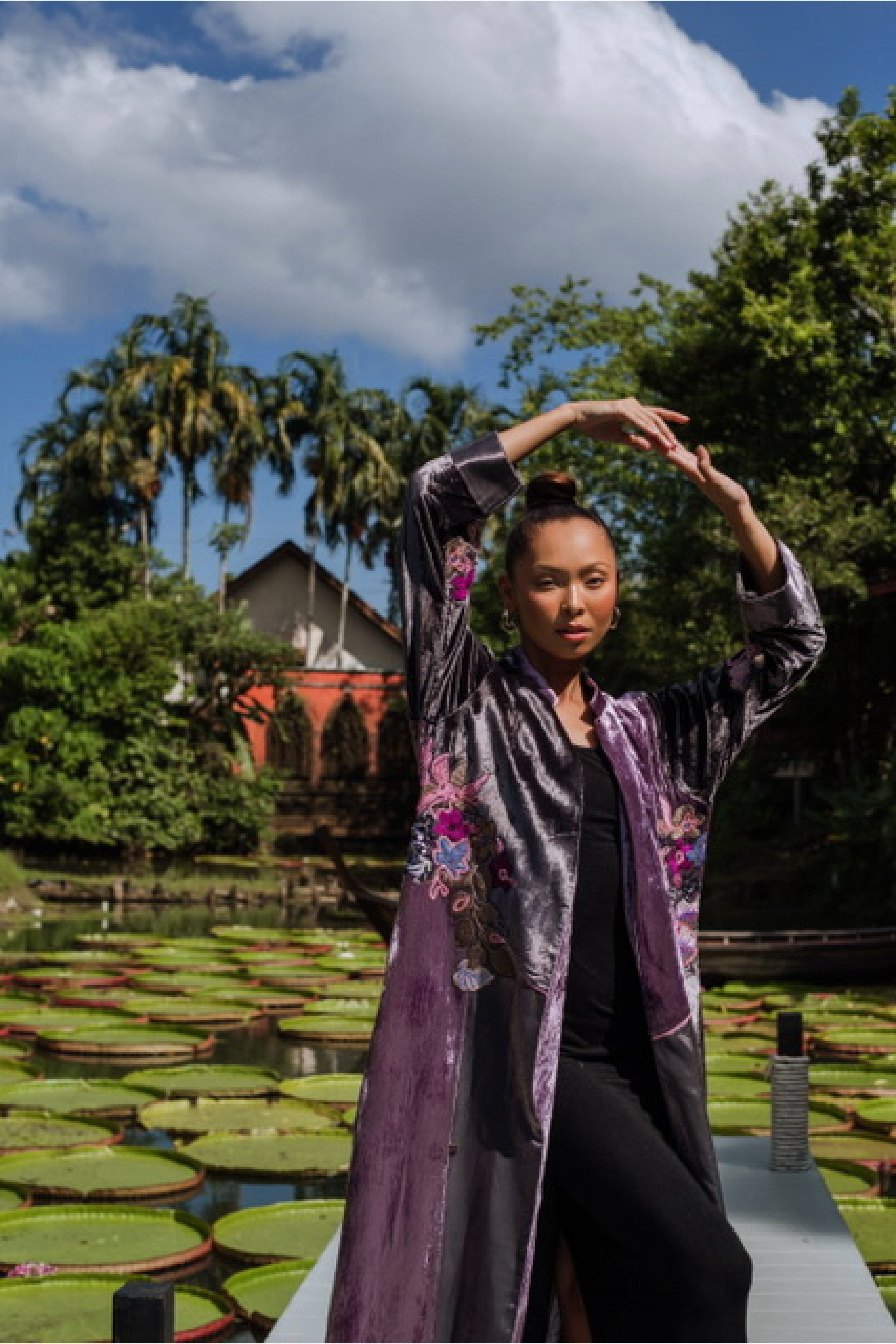 عباية شتوية مخملية بتطريز الورد 