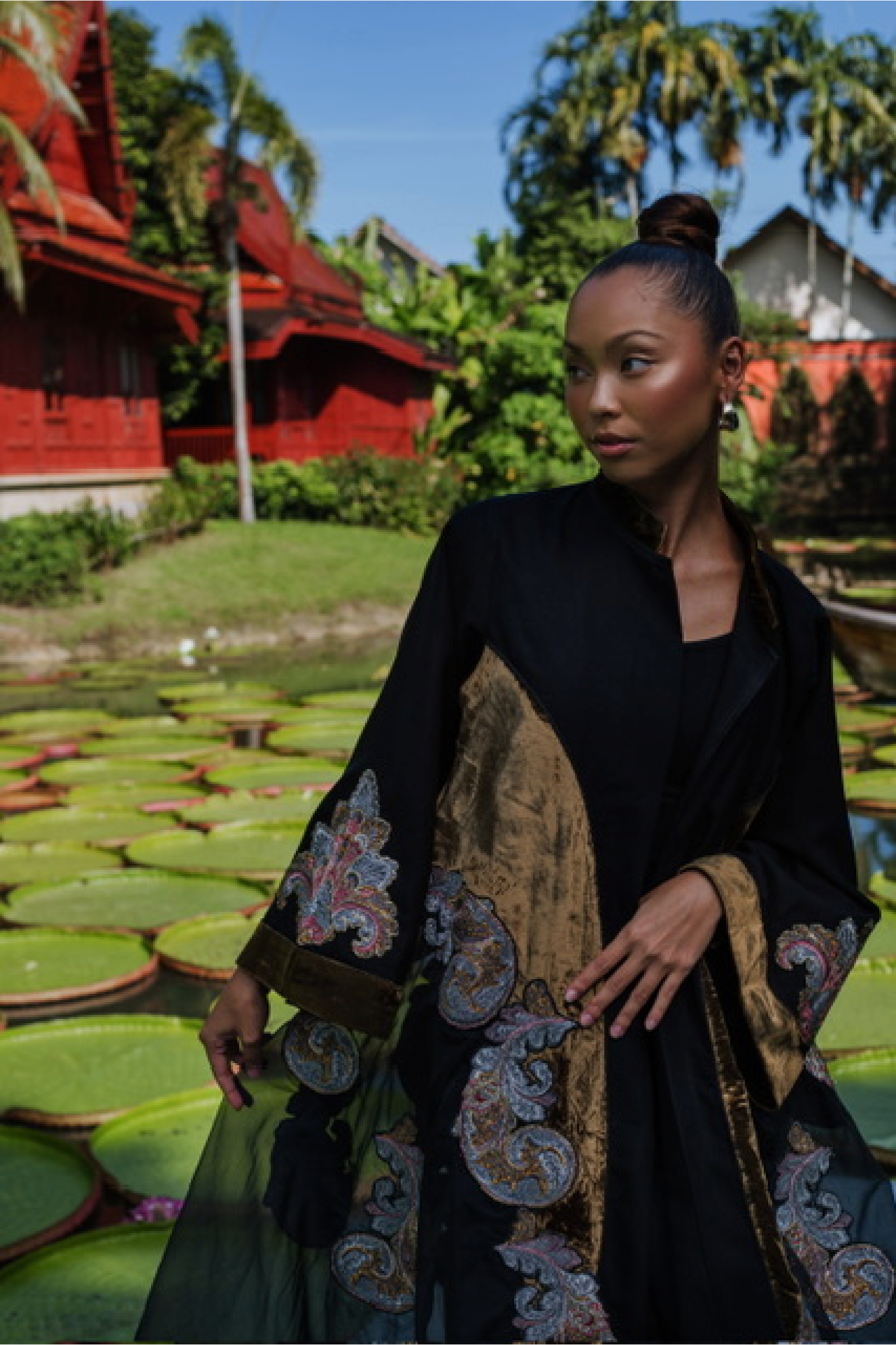 عباية سوداء عملية مطرزة بالورد الانيق 