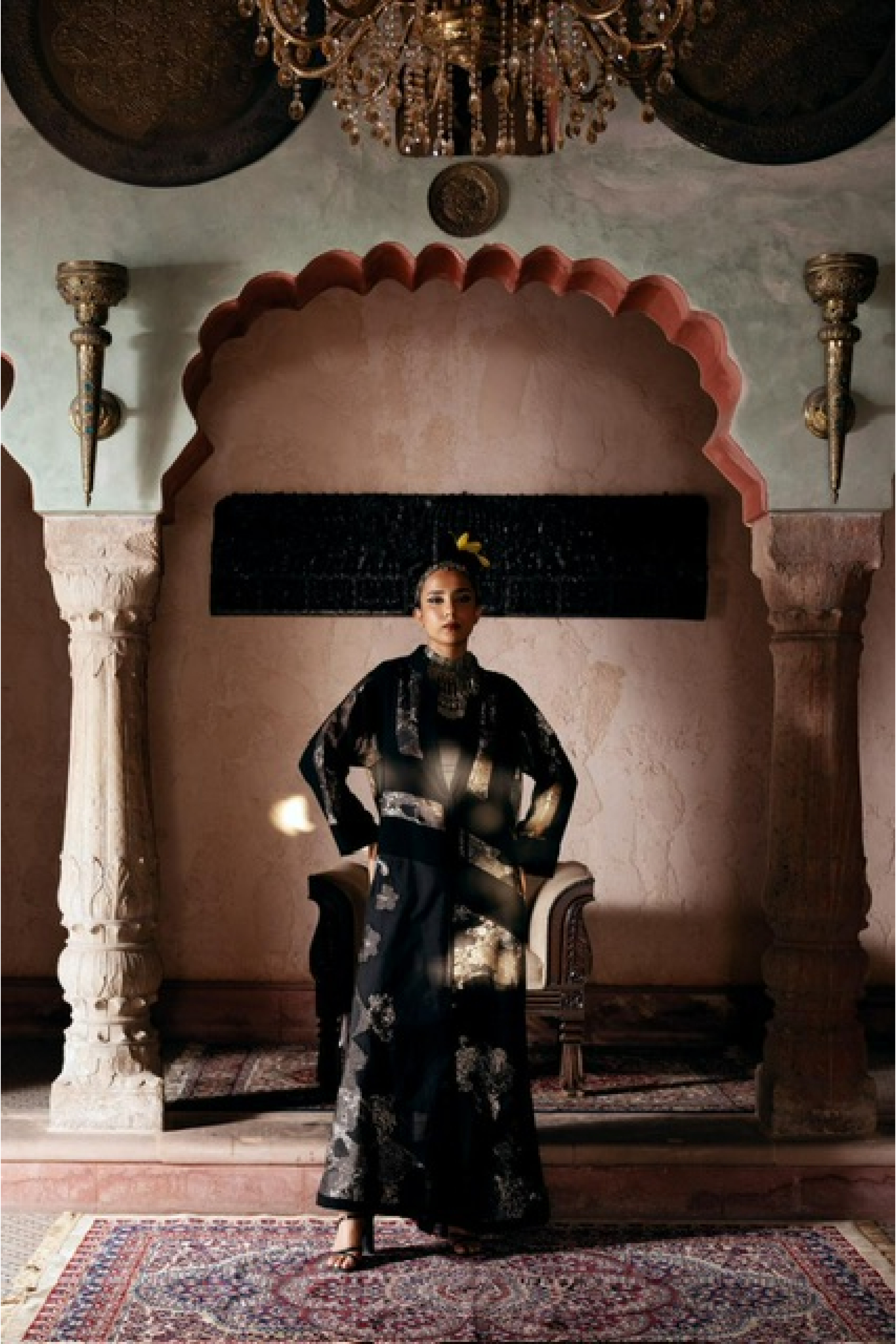 عباية راقية للمناسبات بالتطريز الذهبي