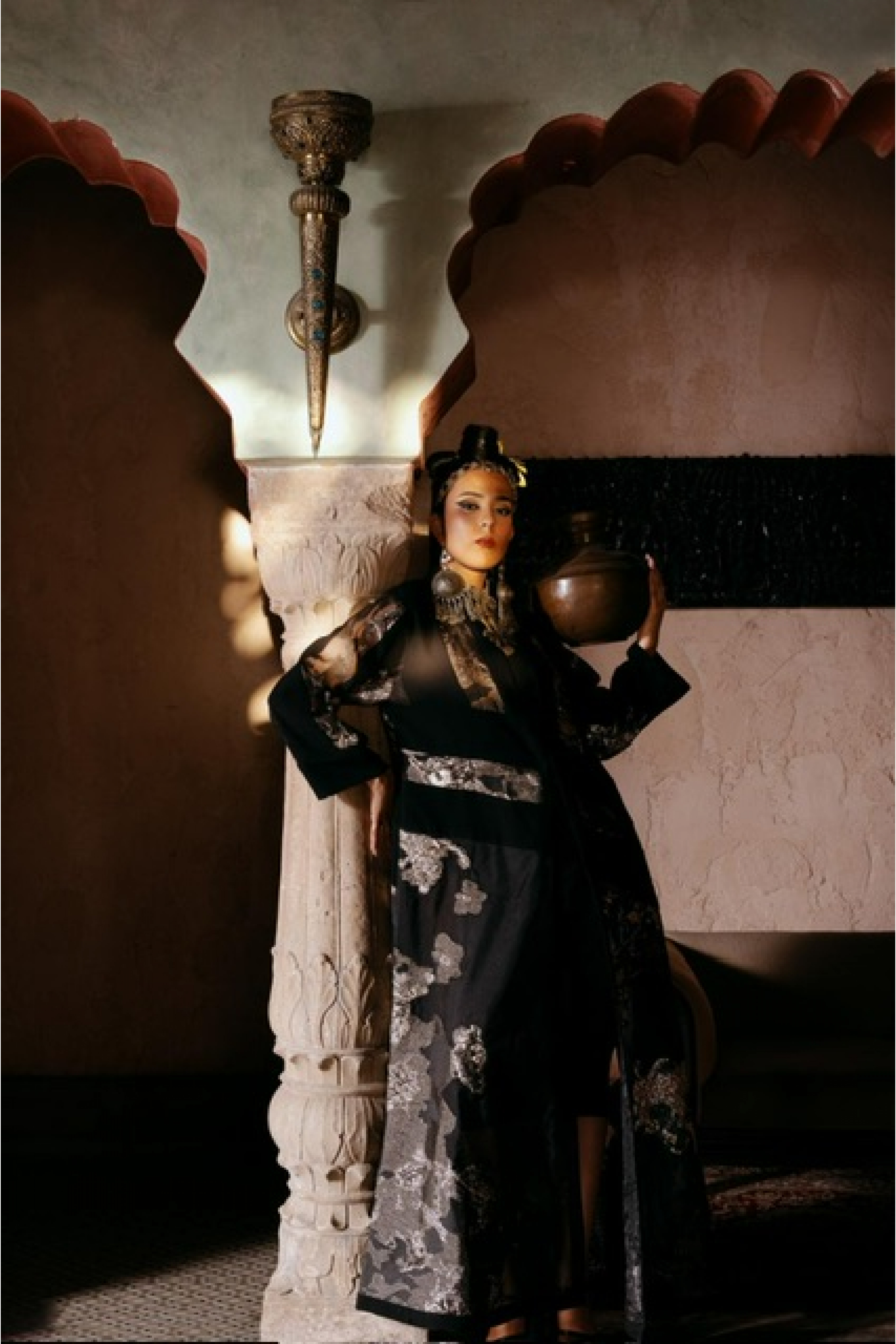 عباية راقية للمناسبات بالتطريز الذهبي