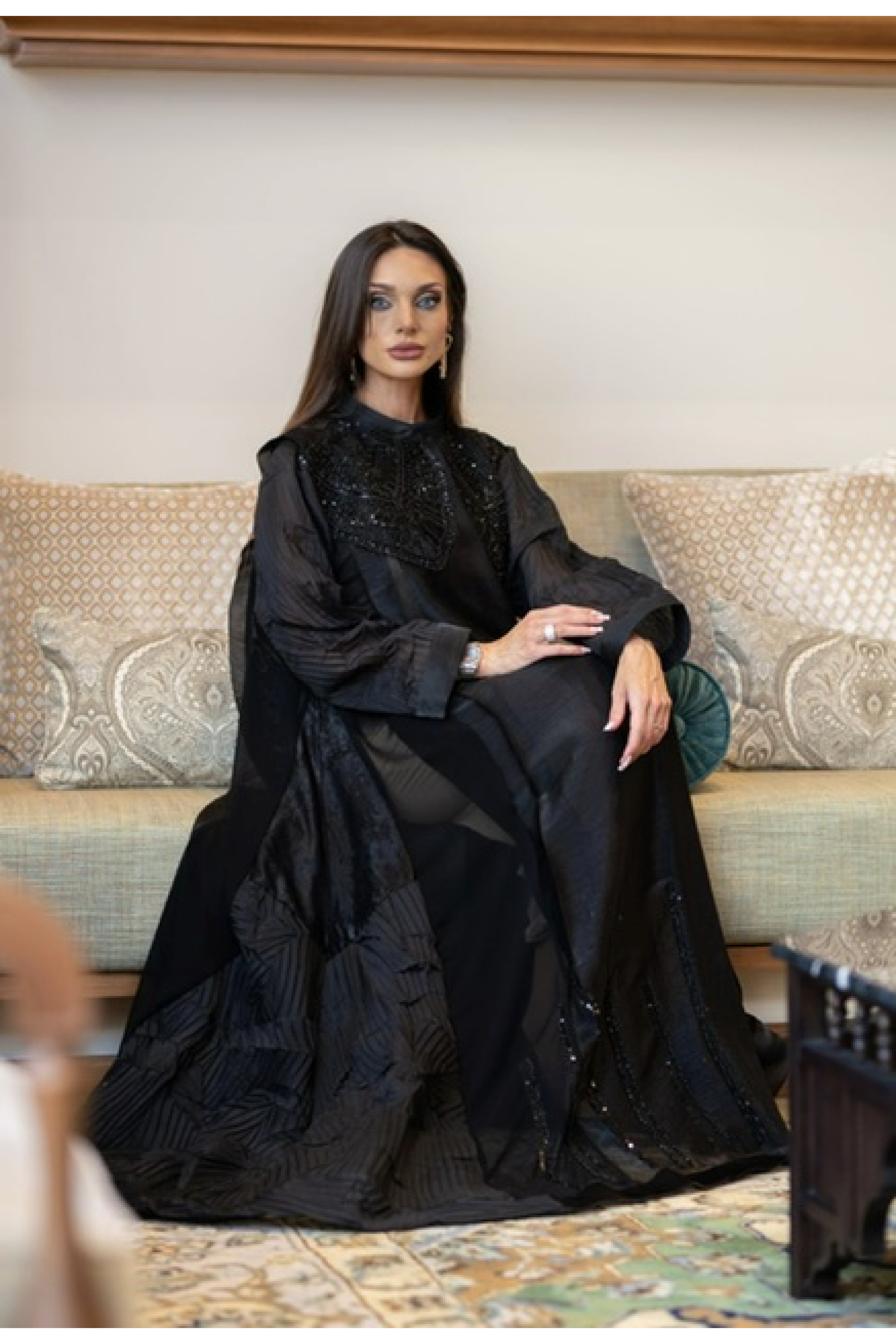 عباية سوداء فخمة بالشك الأسود الملكي 